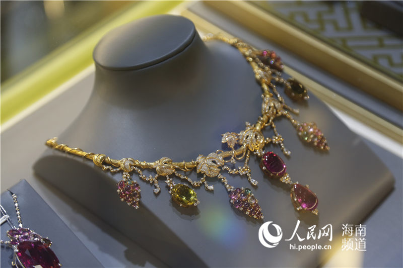 现场展出的珠宝饰品。人民网记者 毛雷摄