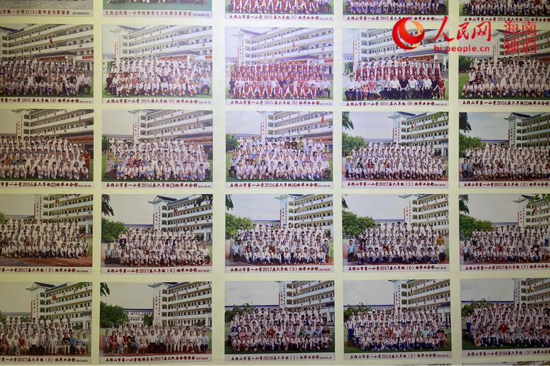 学校的主题教育馆内挂着每一届毕业学生的合照。人民网 樊欢迪摄