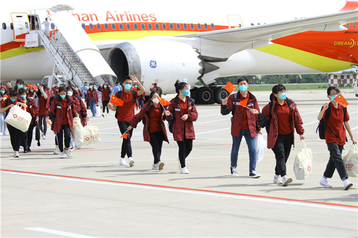 援沪医疗队员抵达三亚。三亚凤凰国际机场供图