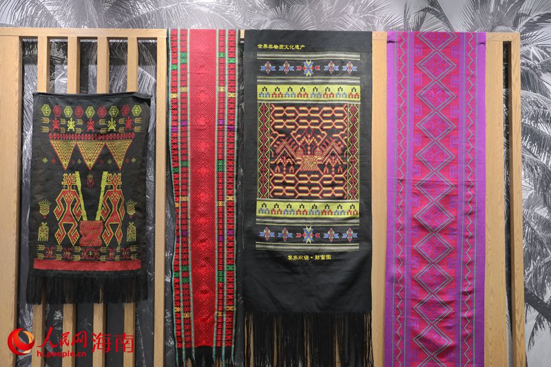 色彩艳丽的黎锦展示民族特色文化。人民网 符武平摄