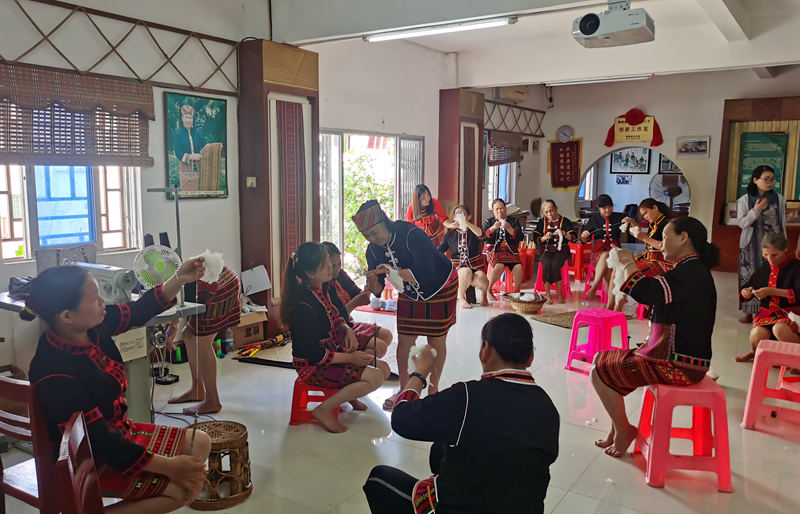 村民在刘香兰的黎锦工作室里学习黎锦技艺。受访者供图