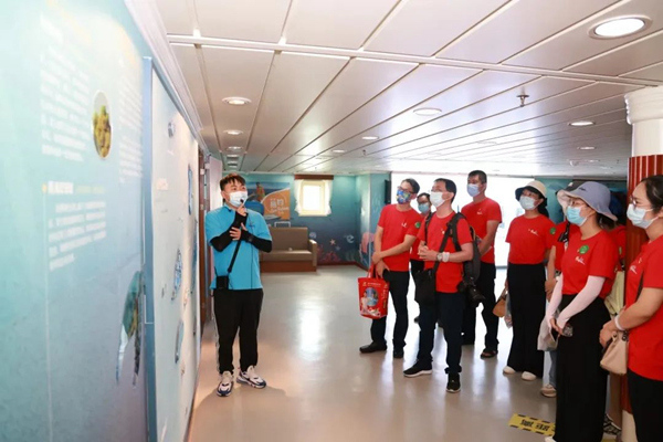 首批体验者走进南海博物馆海上流动博物馆打卡红色精品旅游线路。