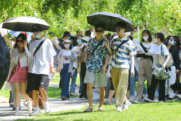 6月29日，学生团在三亚南山文化旅游区游览