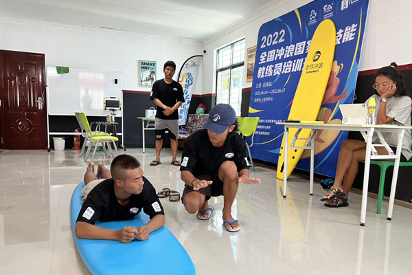 三亚市2022年首期“初级冲浪国家级技能教练员培训班”在海棠区完成培训。