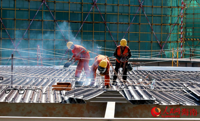 海南省公共卫生中心项目施工现场，工人正在抓紧施工。人民网 符武平摄