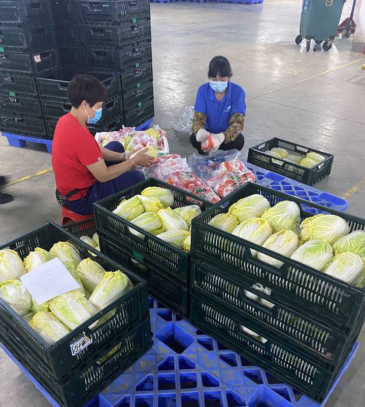 工作人员在处理岛外运来的蔬菜。海口市菜篮子集团供图