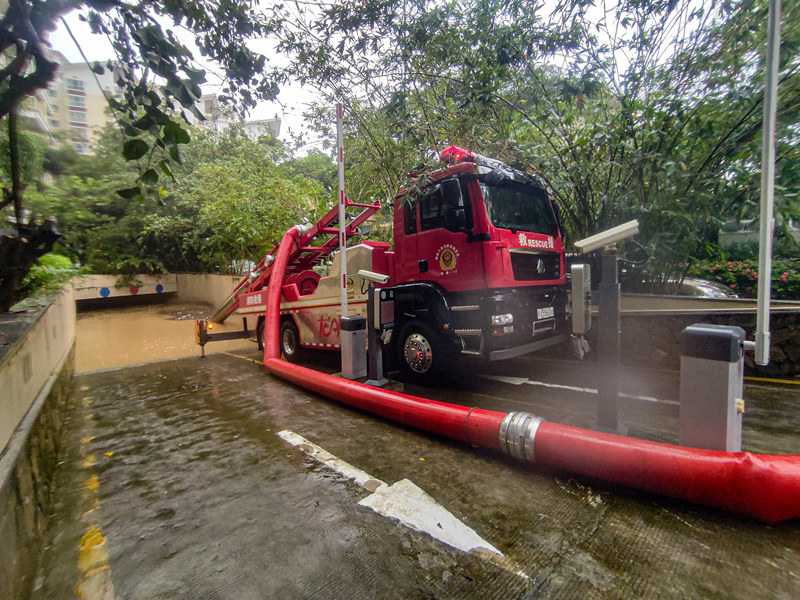 三亚消防使用“龙吸水”大功率城市排涝车进行紧急排涝。三亚消防供图