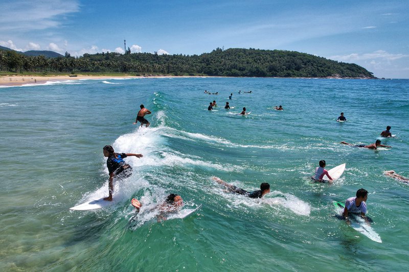 海天之间，游客们冲浪释放青春活力。万宁市旅文局供图