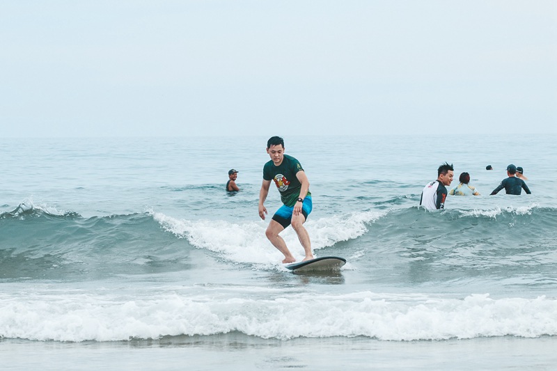 游客享受着冲浪带来的“速度与激情”。万宁市旅文局供图