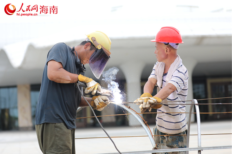 工作人员正为第二届消博会焊接铁架。 人民网 孟凡盛摄