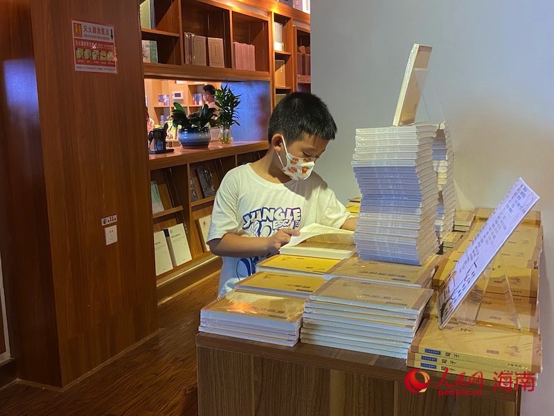 暑假期间书店成为孩子们的“打卡地”。李浩蓉摄