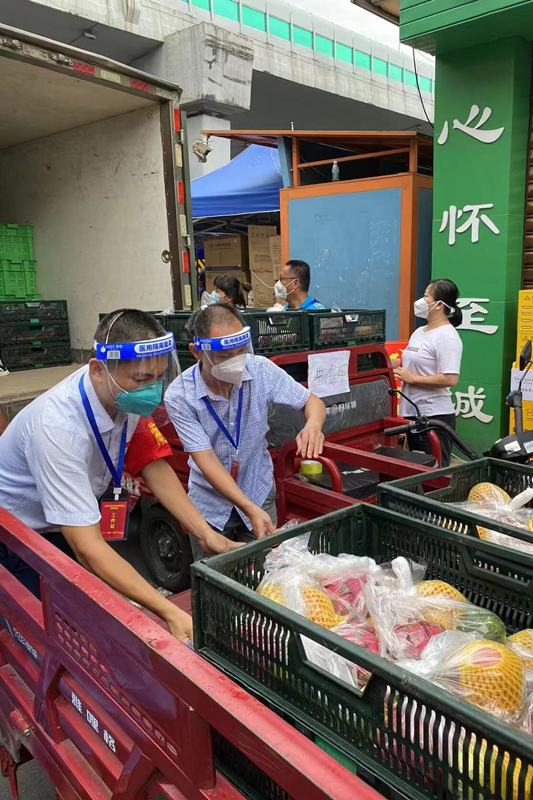 志愿者在分运物资。海口市菜篮子集团供图