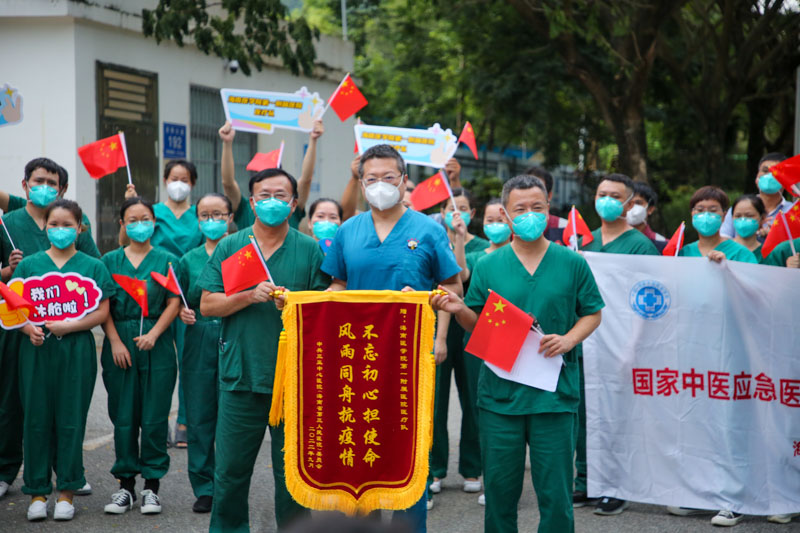 仪式现场向海南医学院附属第一医院医疗队授予锦旗。人民网 牛良玉摄