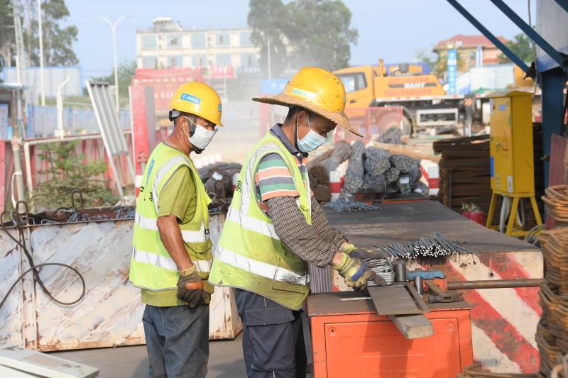 中建新疆建工东方十所村整体搬迁安置项目全面复工复产。刘奎供图