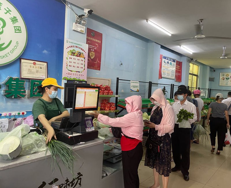 菜篮子直营门店，市民在排队购菜。海口市菜篮子集团供图