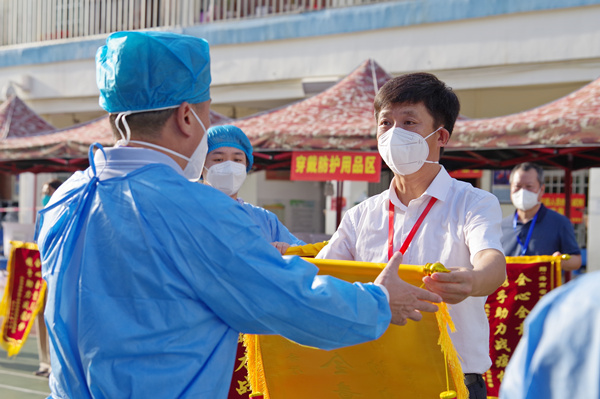 三亚市委常委、组织部部长邹家明代表三亚市委组织部、下洋田社区疫情防控指挥部向下洋田社区全体志愿者表达了由衷的感谢以及最诚挚的中秋祝福。