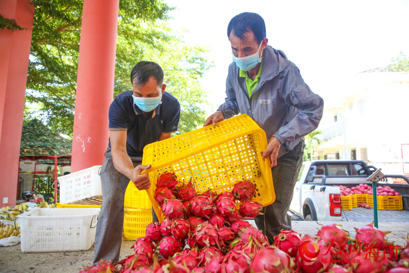 村民正在卸货。人民网 牛良玉摄