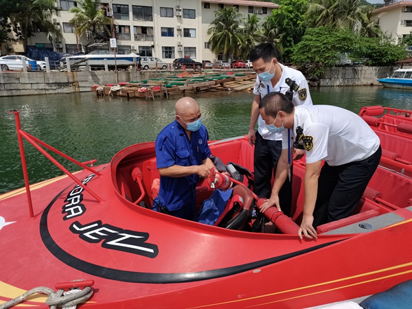 海事执法人员对动感飞艇进行安全检查