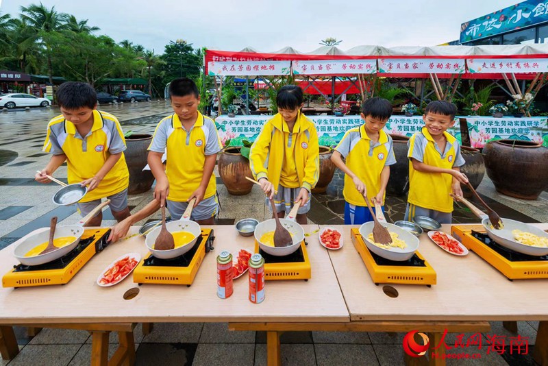 学生在在村里学习烹饪。陈权 摄