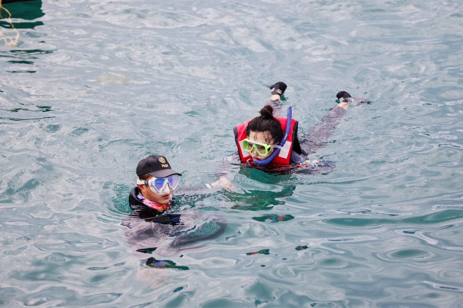 潜水教练在带游客体验潜水。海南省旅文厅供图