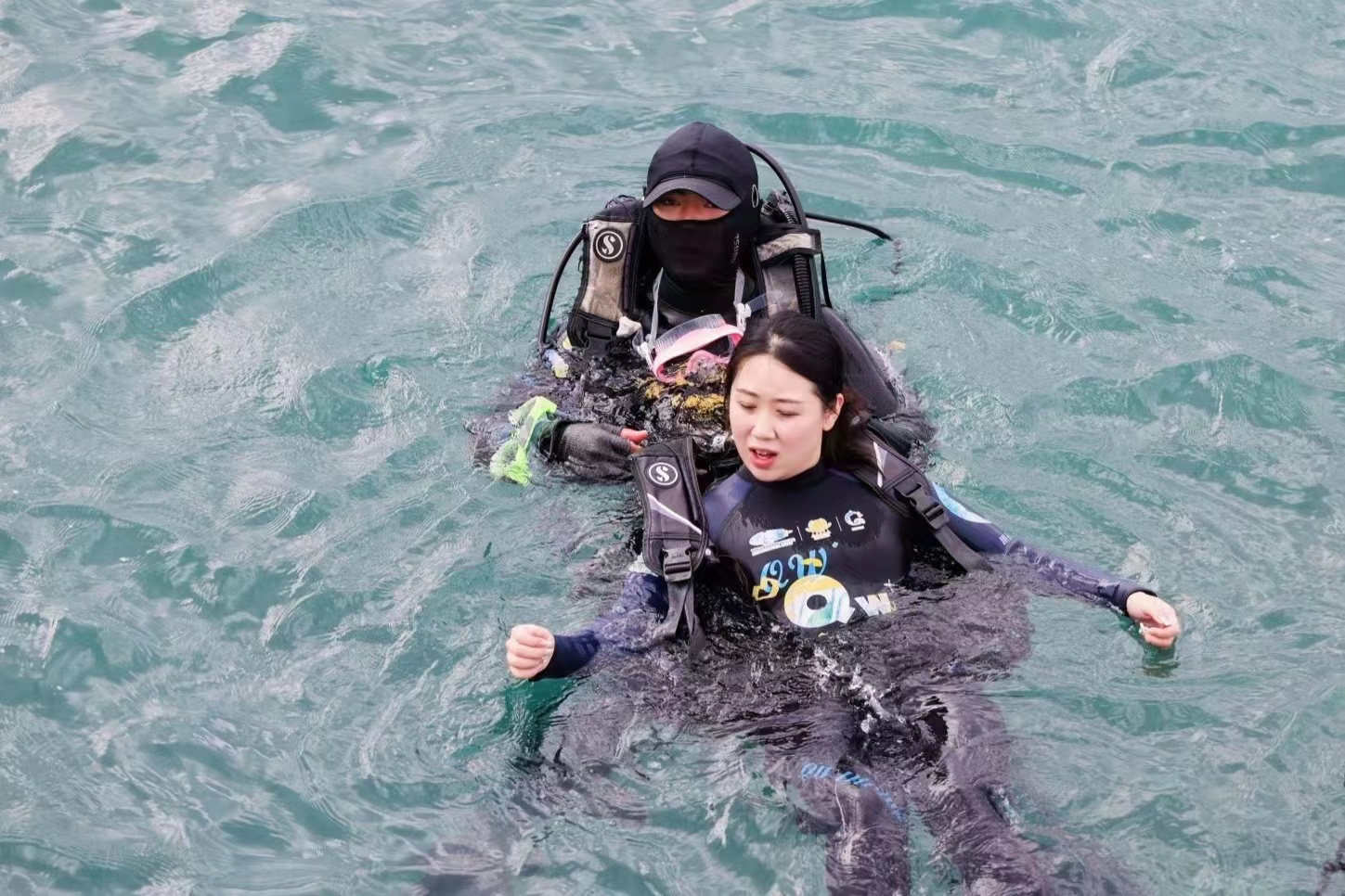 潜水教练在带游客体验潜水。海南省旅文厅供图