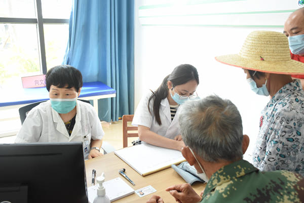 10月29日，文昌邀请到海南省医学院第一附属医院唐利龙、马琳等医学专家以“组团”的形式在基层卫生院坐诊。文昌市委组织部供图