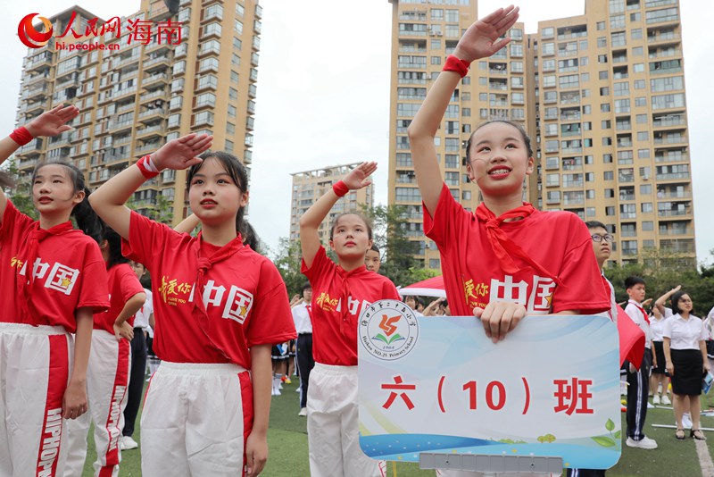 升国旗环节，少先队员敬队礼。人民网 符武平摄