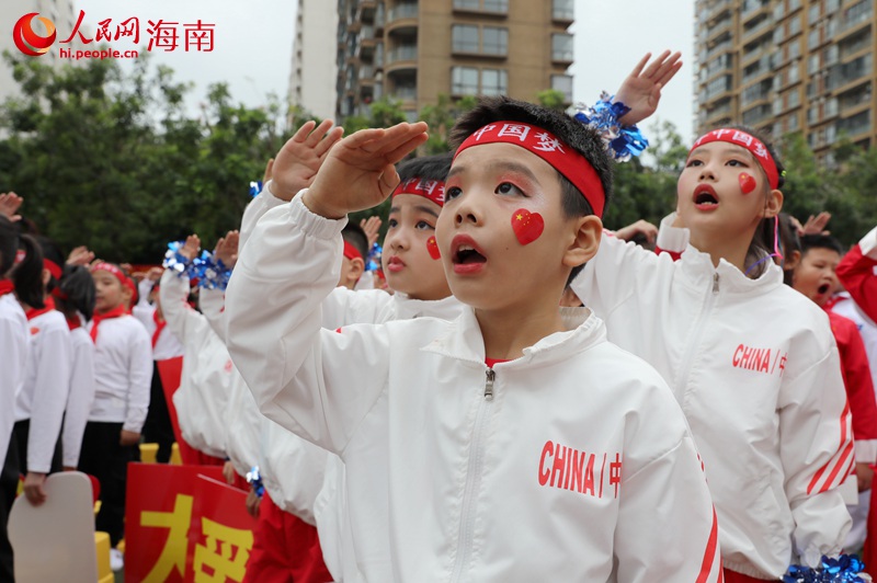 学生向国旗敬礼。人民网 符武平摄