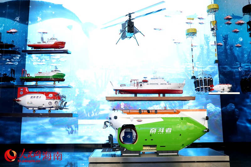 崖州湾科技城产业促进中心展示厅内陈列的深海设备模型。人民网 符武平摄