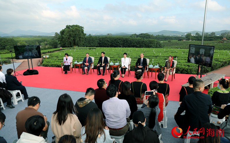 新闻发布在原生态茶园举行。人民网 符武平摄