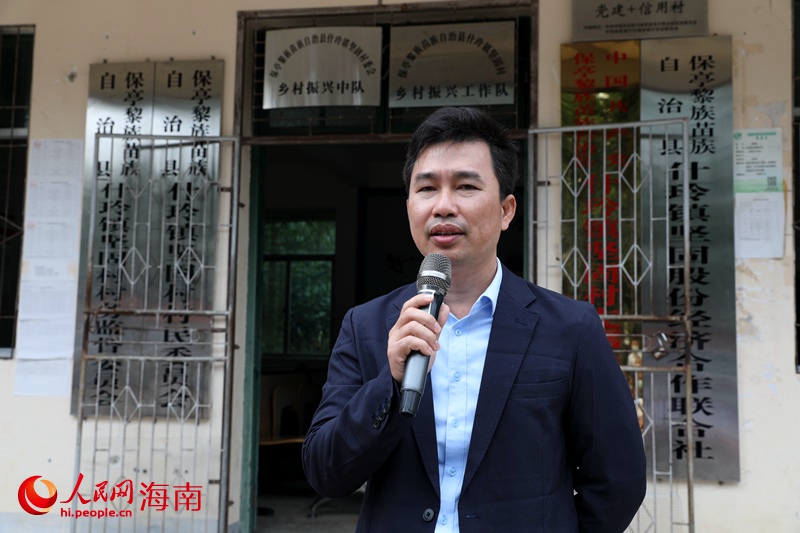 保亭县委常委、宣传部长李英挺讲话。人民网 符武平摄