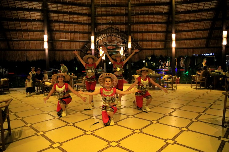舞蹈队正在表演民族舞蹈。神玉岛文化旅游区供图