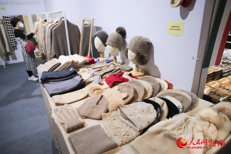 蒙古国展馆展出的山羊绒制品。人民网 牛良玉摄