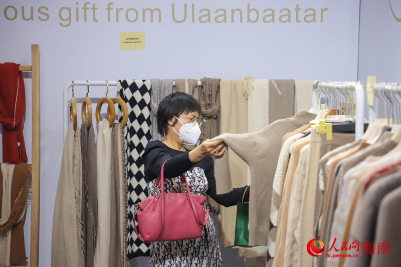市民正在蒙古国展馆挑选衣服。人民网 牛良玉摄
