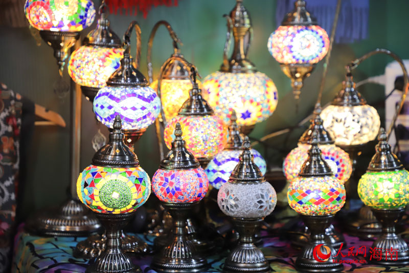 也门展馆展出的纯手工琉璃灯吸引不少市民游客驻足欣赏。人民网 牛良玉摄