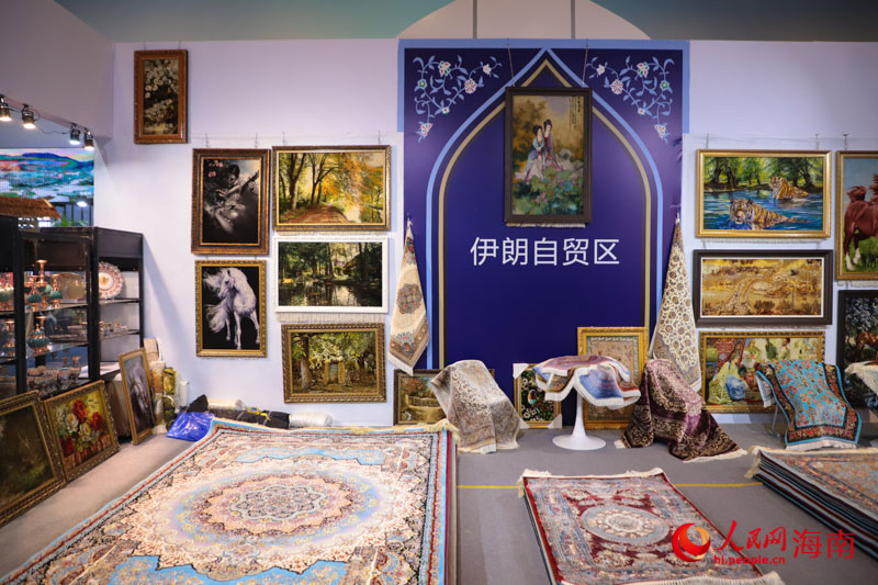 伊朗自贸区展馆展出众多精美地毯产品。人民网 牛良玉摄