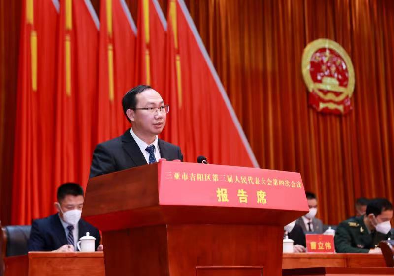 杨鸿钧代表区人民政府向大会作政府工作报告。吉阳区委宣传部供图