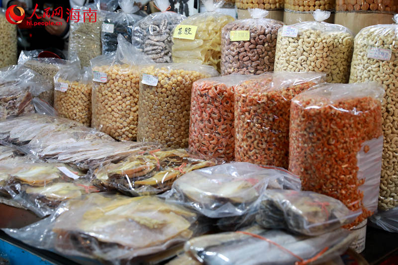 在海口东门市场，各类海鲜干货已摆放整齐等待市民挑选。 人民网 孟凡盛摄