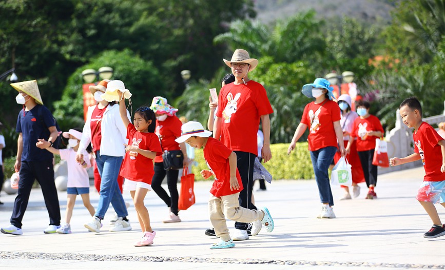 1月22日，家长带着孩子在三亚南山文化旅游区游览