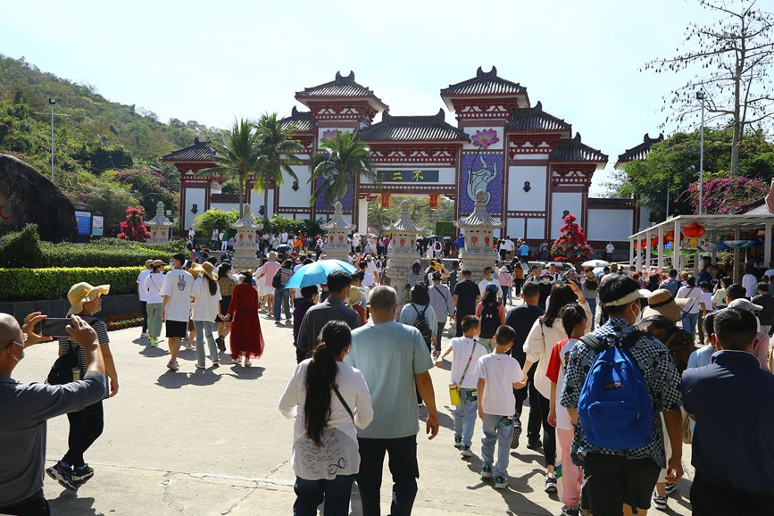 1月22日，三亚南山文化旅游区游人纷至