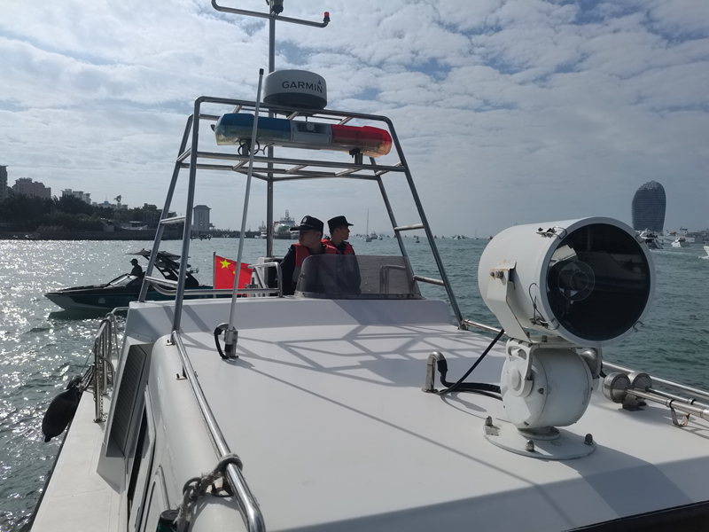 民警驾驶110执法艇在游艇停泊和航行区域进行防溺水宣传。黄恒摄