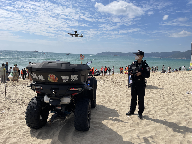 民警驾驶无人机在景区沙滩进行防溺水宣传。黄恒摄