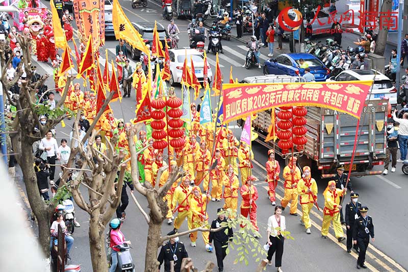 “马匹”花车方阵走过高登街。 人民网 孟凡盛摄