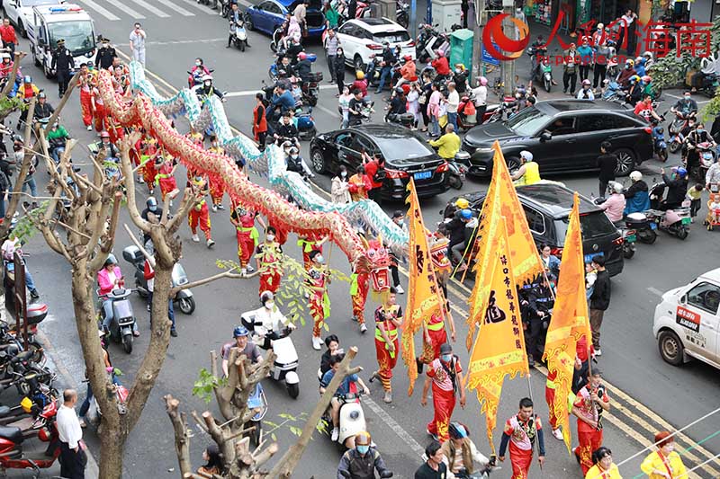 “马匹”花车方阵。 人民网 孟凡盛摄