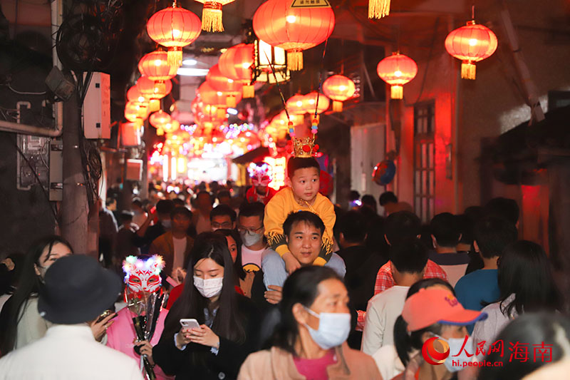 海口府城马鞍街内灯笼高挂，游人如织。人民网 牛良玉摄 