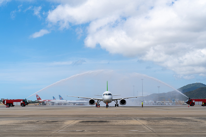 三亚机场以民航最高接待礼仪“过水门”仪式为C919飞机接风洗尘。王雷摄