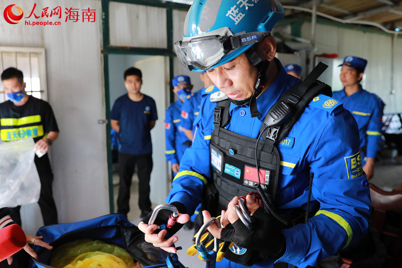 领队张景泉在整理救援物品。人民网 孟凡盛摄