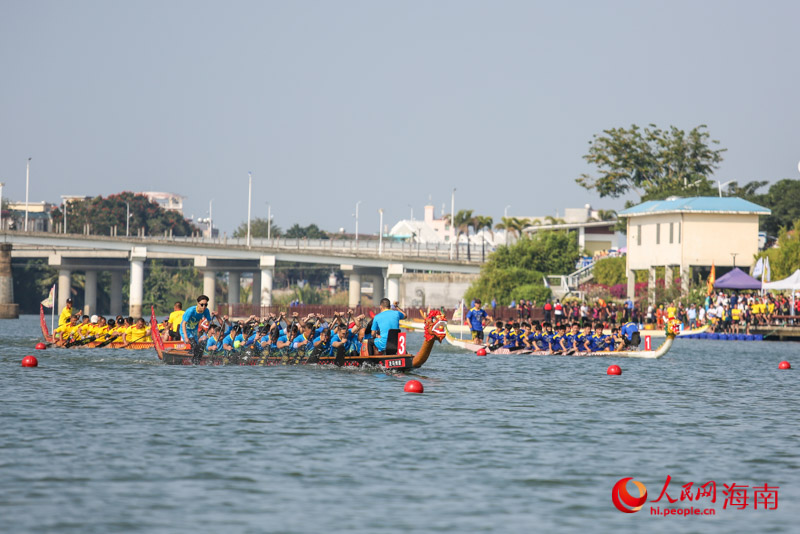 龙舟在宁远河上踏浪前行。人民网 牛良玉摄