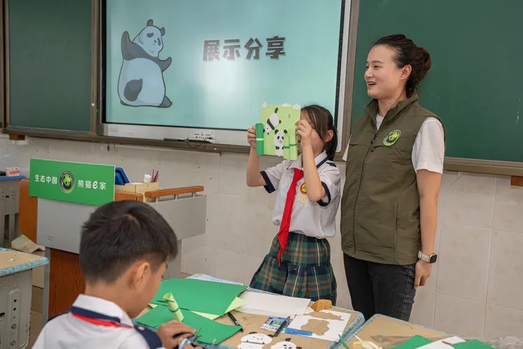 海口市东山镇中心小学以大熊猫知识科普宣讲活动为学生开启新学期第一课。李冬林摄