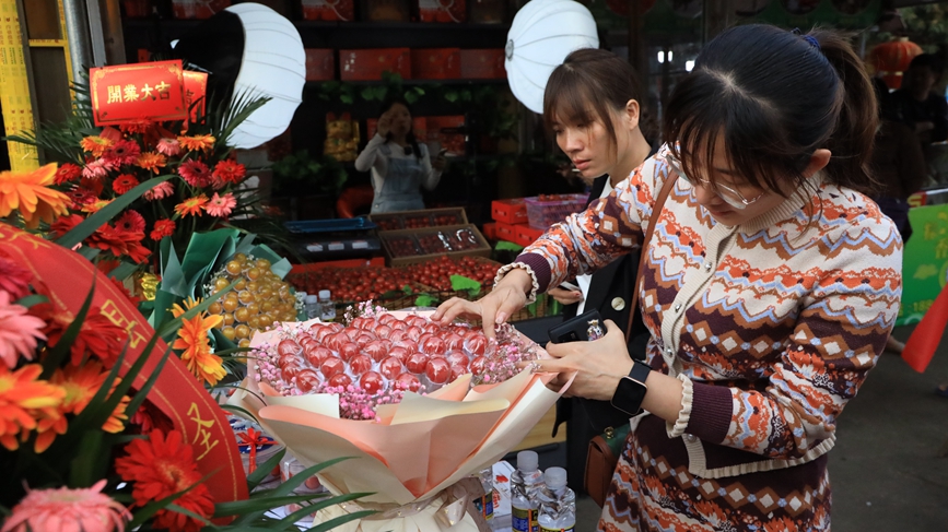 圣女果花束吸引市民目光。胡雄飞摄